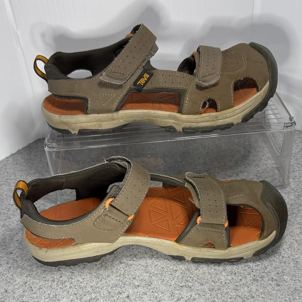 Teva Kids' Tan and‎ Orange Sandals size 4. Fc2